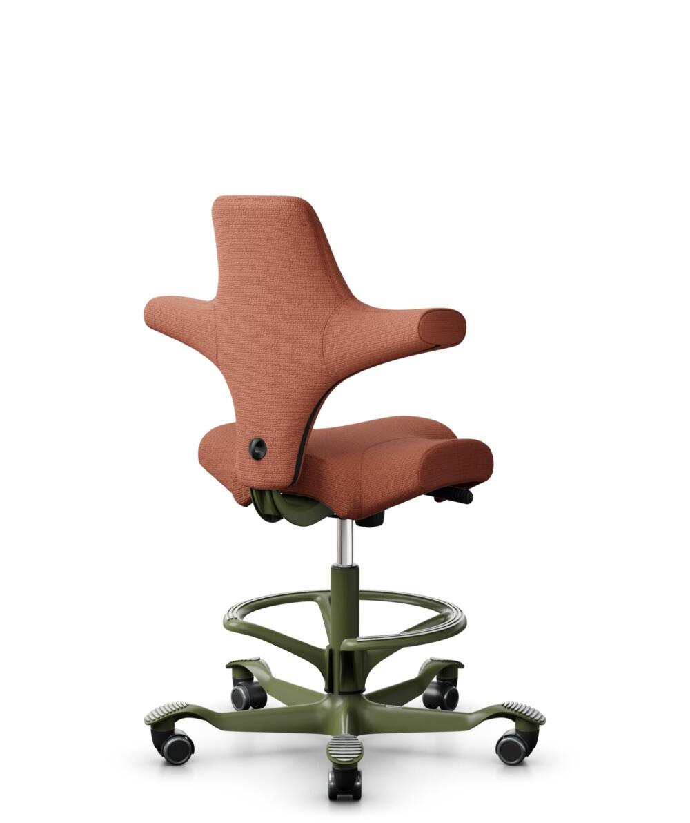 HÅG Capisco 8106 - Sirdal (GU) - Wol - SRD630 - Brick red - Framekleur - Moss Grey - Gasveer - 265 mm (Zithoogte 53-79cm) - Vloercontact - Zachte wielen t.b.v. harde vloeren - Voetenring - Ja, in framekleur - Voetster - Nee, voetster in framekleur - 3