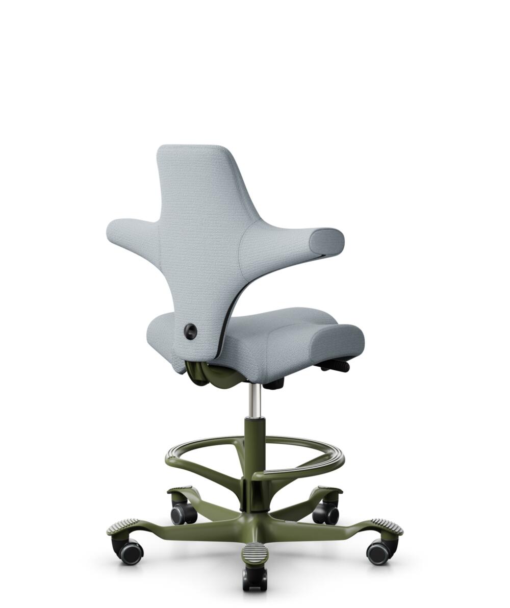 HÅG Capisco 8106 - Sirdal (GU) - Wol - SRD120 Light grey - Framekleur - Moss Grey - Gasveer - 200 mm (Zithoogte 46-64cm) - Vloercontact - Zachte wielen t.b.v. harde vloeren - Voetenring - Ja, in framekleur - Voetster - Nee, voetster in framekleur - 3