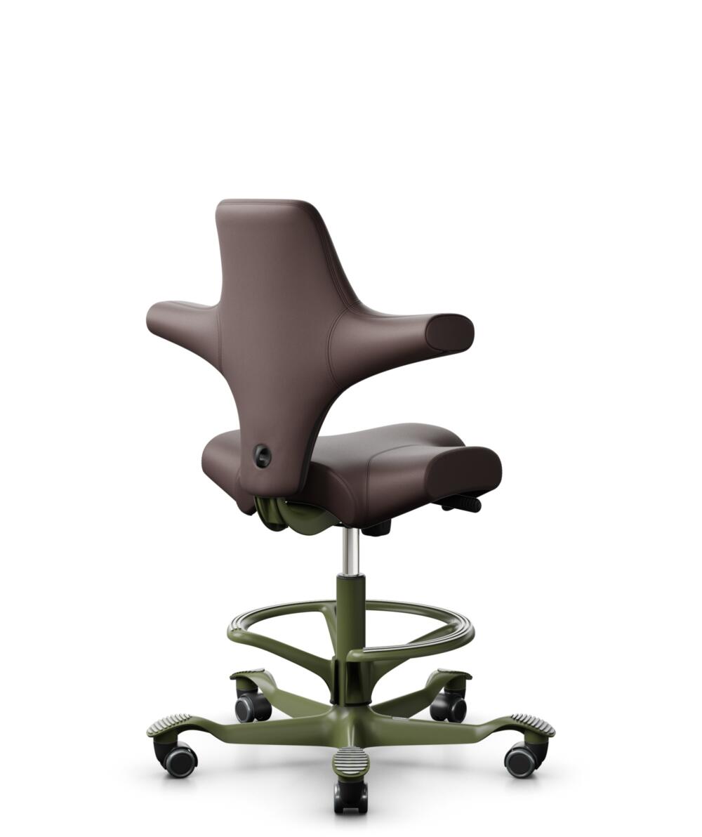 HÅG Capisco 8106 - Paloma Soft (Wollsdorf) - Semi-aniline Leder - PL55130 Dark brown - Framekleur - Moss Grey - Gasveer - 200 mm (Zithoogte 46-64cm) - Vloercontact - Zachte wielen t.b.v. harde vloeren - Voetenring - Ja, in framekleur - Voetster - Nee, ... - 1