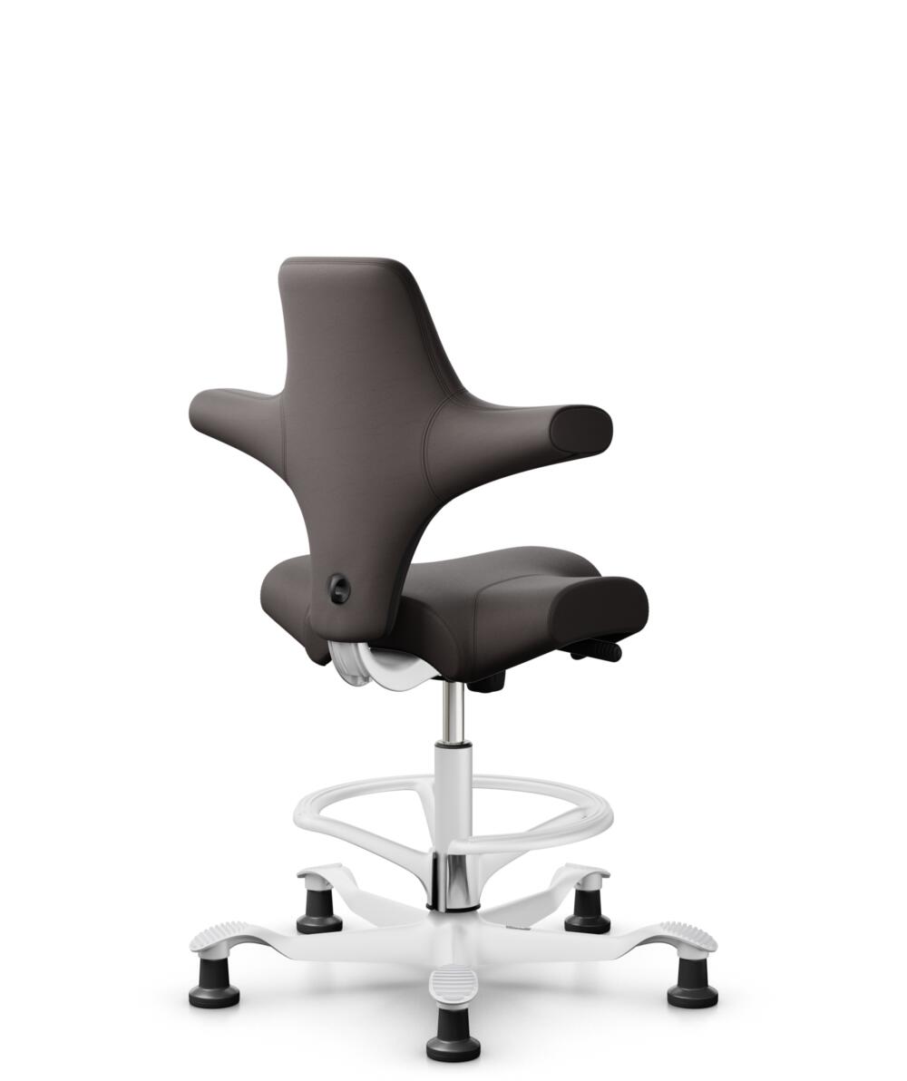 HÅG Capisco 8106 - Elmosoft (Elmo) - Semi-aniline Leder - EL93068 - Dark brown - Framekleur - Wit - Gasveer - 200 mm (Zithoogte 46-64cm) - Vloercontact - Glijdoppen - Voetenring - Ja, in framekleur - Voetster - Nee, voetster in framekleur - 2