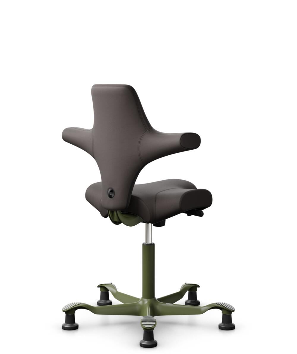 HÅG Capisco 8106 - Elmosoft (Elmo) - Semi-aniline Leder - EL93068 - Dark brown - Framekleur - Moss Grey - Gasveer - 200 mm (Zithoogte 46-64cm) - Vloercontact - Glijdoppen - Voetenring - Nee, geen voetenring - Voetster - Nee, voetster in framekleur - 1