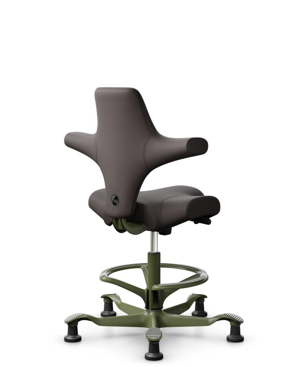 HÅG Capisco 8106 - Elmosoft (Elmo) - Semi-aniline Leder - EL93068 - Dark brown - Framekleur - Moss Grey - Gasveer - 200 mm (Zithoogte 46-64cm) - Vloercontact - Glijdoppen - Voetenring - Ja, in framekleur - Voetster - Nee, voetster in framekleur - 1