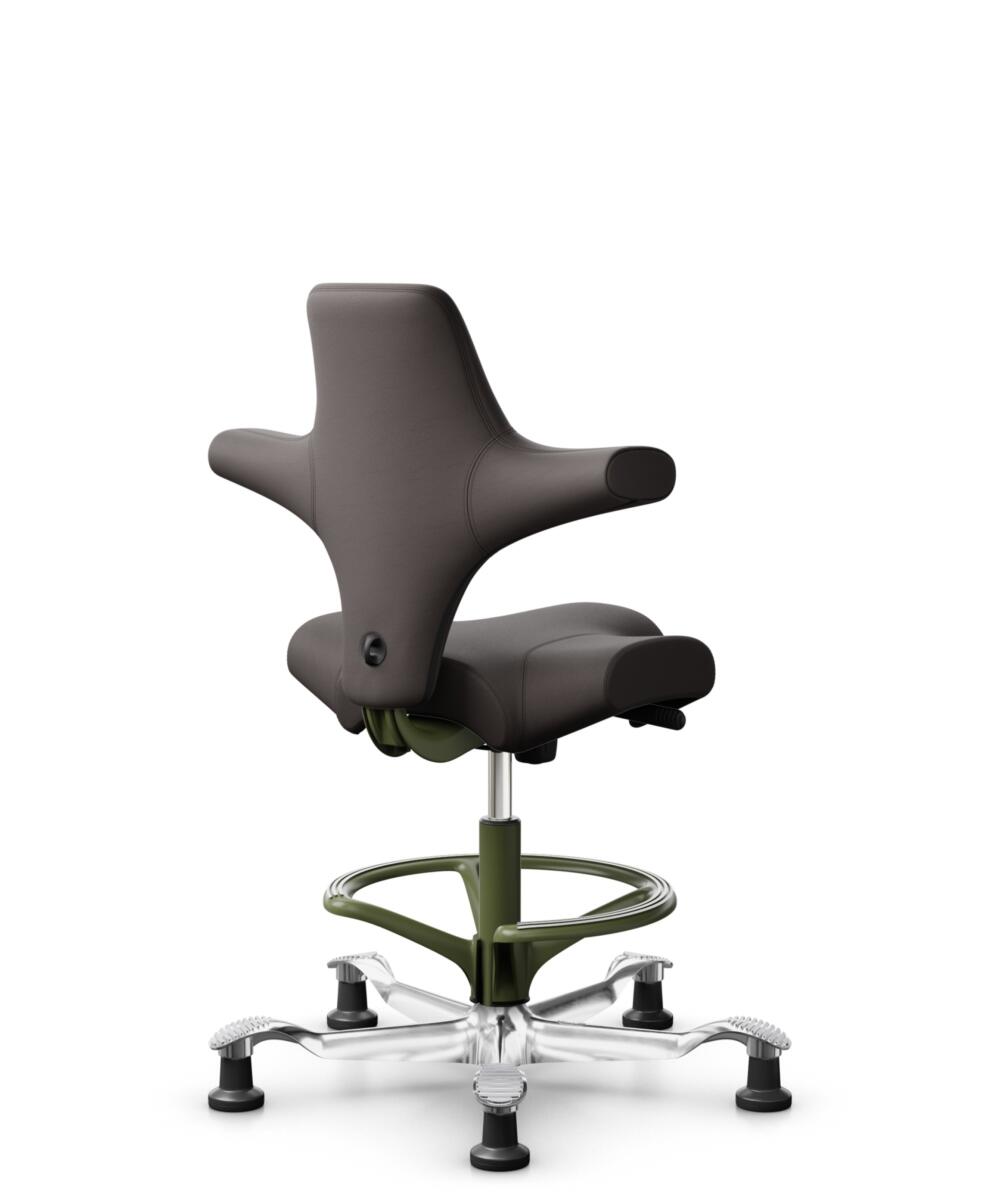 HÅG Capisco 8106 - Elmosoft (Elmo) - Semi-aniline Leder - EL93068 - Dark brown - Framekleur - Moss Grey - Gasveer - 200 mm (Zithoogte 46-64cm) - Vloercontact - Glijdoppen - Voetenring - Ja, in framekleur - Voetster - Ja, voetster in gepolijst aluminium - 2