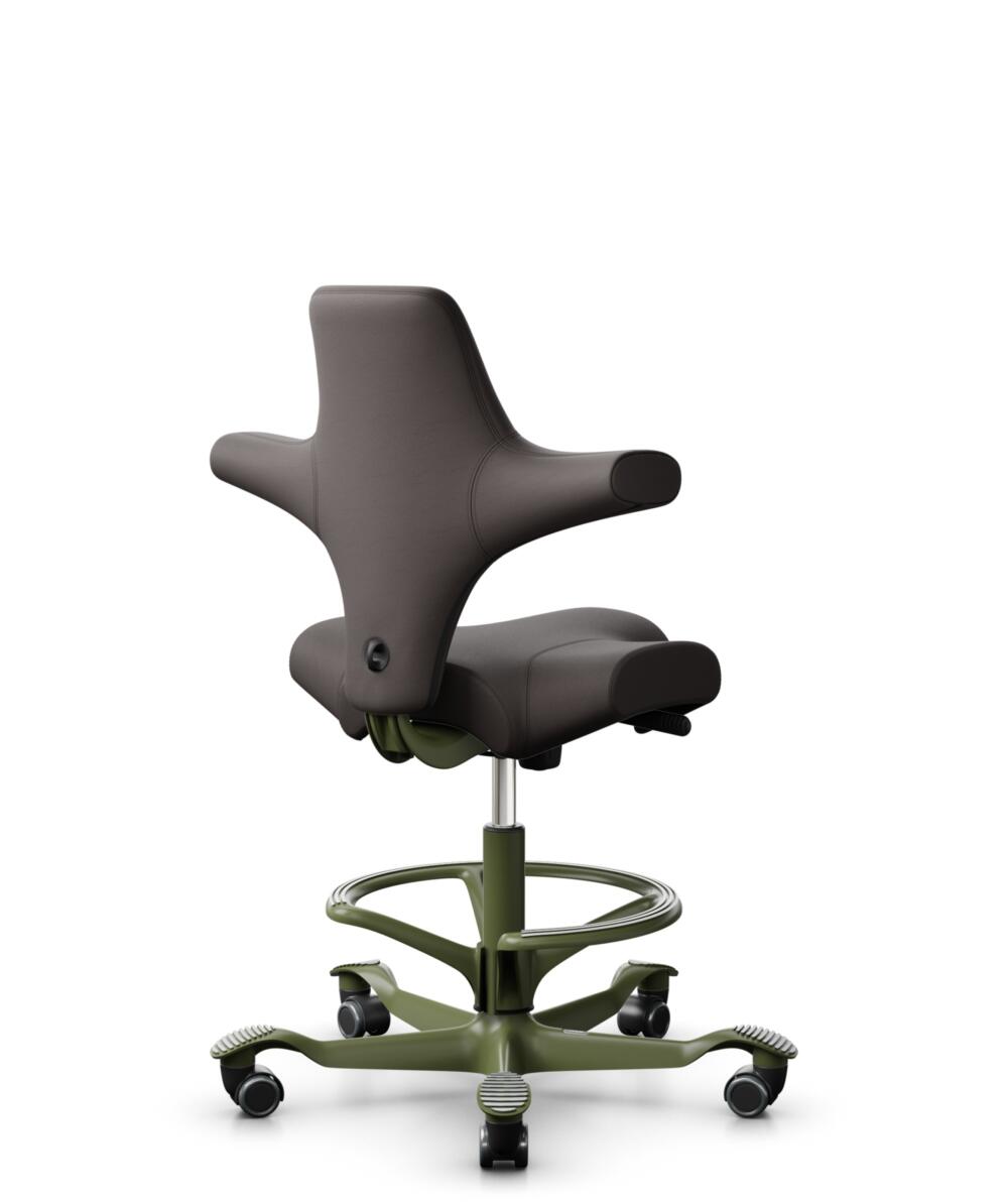 HÅG Capisco 8106 - Elmosoft (Elmo) - Semi-aniline Leder - EL93068 - Dark brown - Framekleur - Moss Grey - Gasveer - 265 mm (Zithoogte 53-79cm) - Vloercontact - Harde wielen t.b.v. zachte vloeren - Voetenring - Ja, in framekleur - Voetster - Nee, voetst... - 2