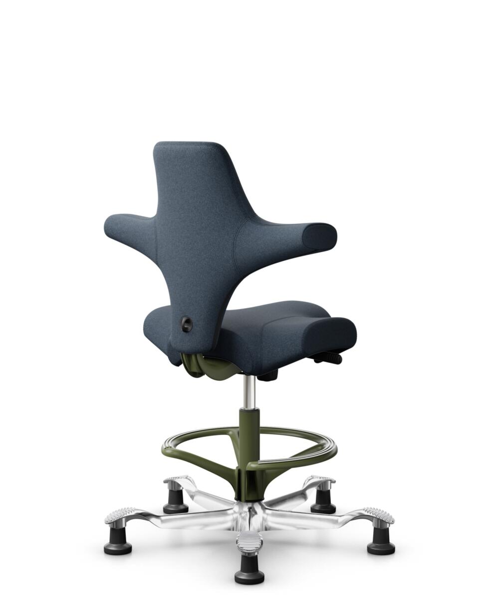 HÅG Capisco 8106 - Cura Loop (Gabriel) - Gerecycled Polyester - CLP66165 Blue - Framekleur - Moss Grey - Gasveer - 265 mm (Zithoogte 53-79cm) - Vloercontact - Glijdoppen - Voetenring - Ja, in framekleur - Voetster - Ja, voetster in gepolijst aluminium - 3