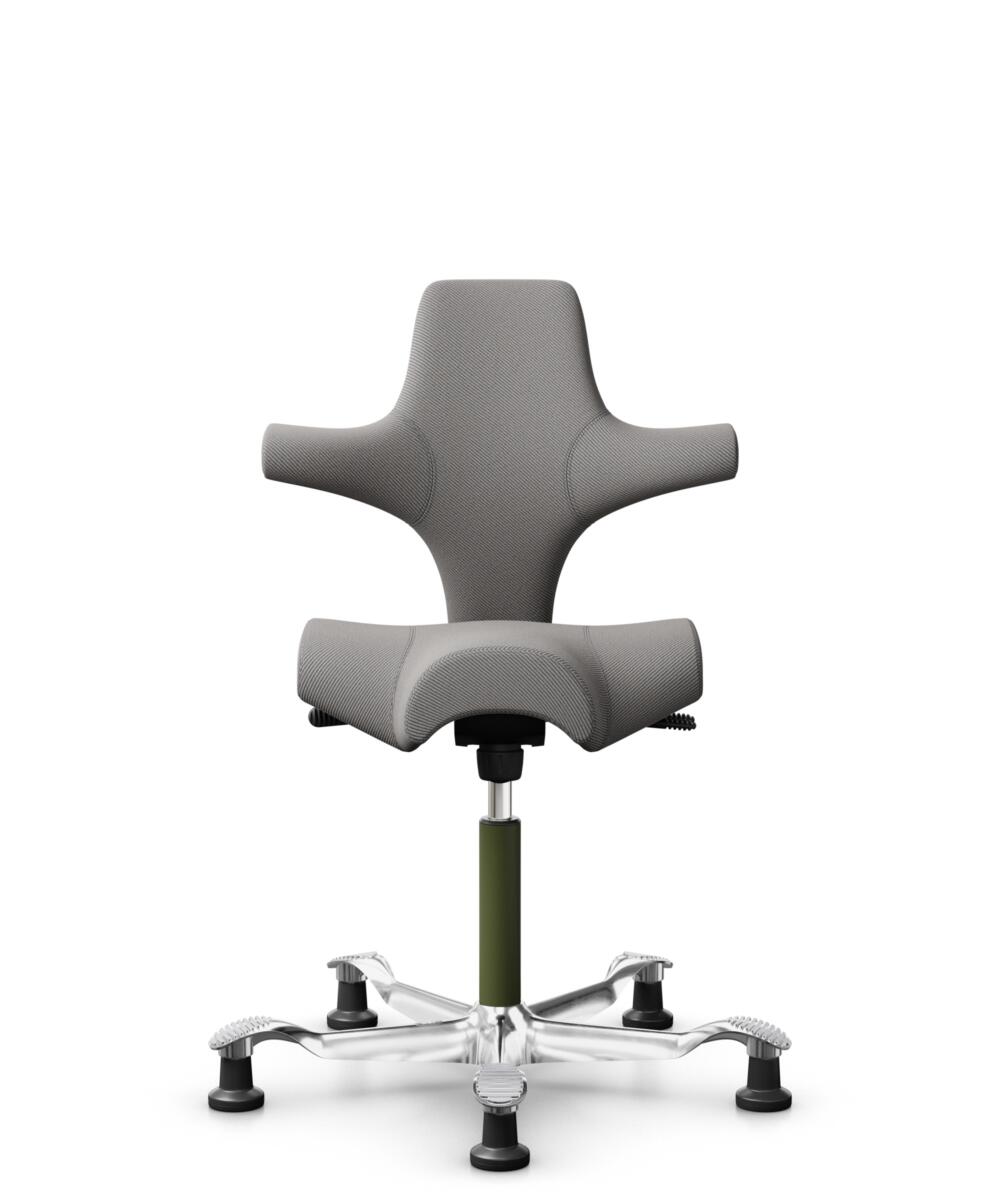 HÅG Capisco 8106 - Oceanic (Camira) - Gerecycled Polyester - OCI008 - Warm grey - Framekleur - Moss Grey - Gasveer - 150 mm (Zithoogte 40-55cm) - Vloercontact - Glijdoppen - Voetenring - Nee, geen voetenring - Voetster - Ja, voetster in gepolijst alumi... - 1