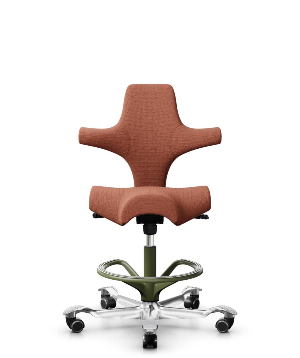 HÅG Capisco 8106 - Sirdal (GU) - Wol - SRD630 - Brick red - Framekleur - Moss Grey - Gasveer - 265 mm (Zithoogte 53-79cm) - Vloercontact - Zachte wielen t.b.v. harde vloeren - Voetenring - Ja, in framekleur - Voetster - Ja, voetster in gepolijst aluminium - 1