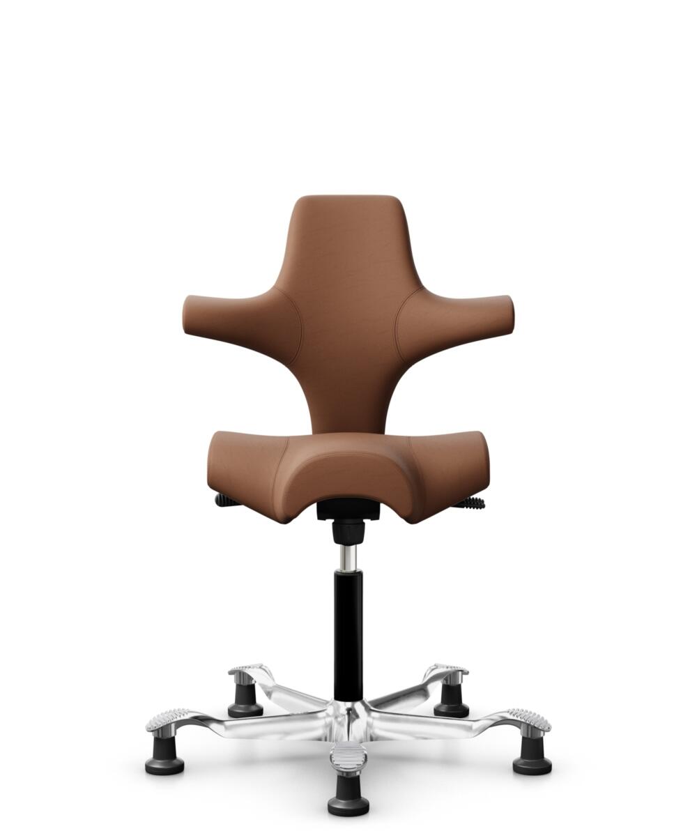HÅG Capisco 8106 - Elmosoft (Elmo) - Semi-aniline Leder - EL33004 - Cognac - Framekleur - Zwart - Gasveer - 150 mm (Zithoogte 40-55cm) - Vloercontact - Glijdoppen - Voetenring - Nee, geen voetenring - Voetster - Ja, voetster in gepolijst aluminium - 2