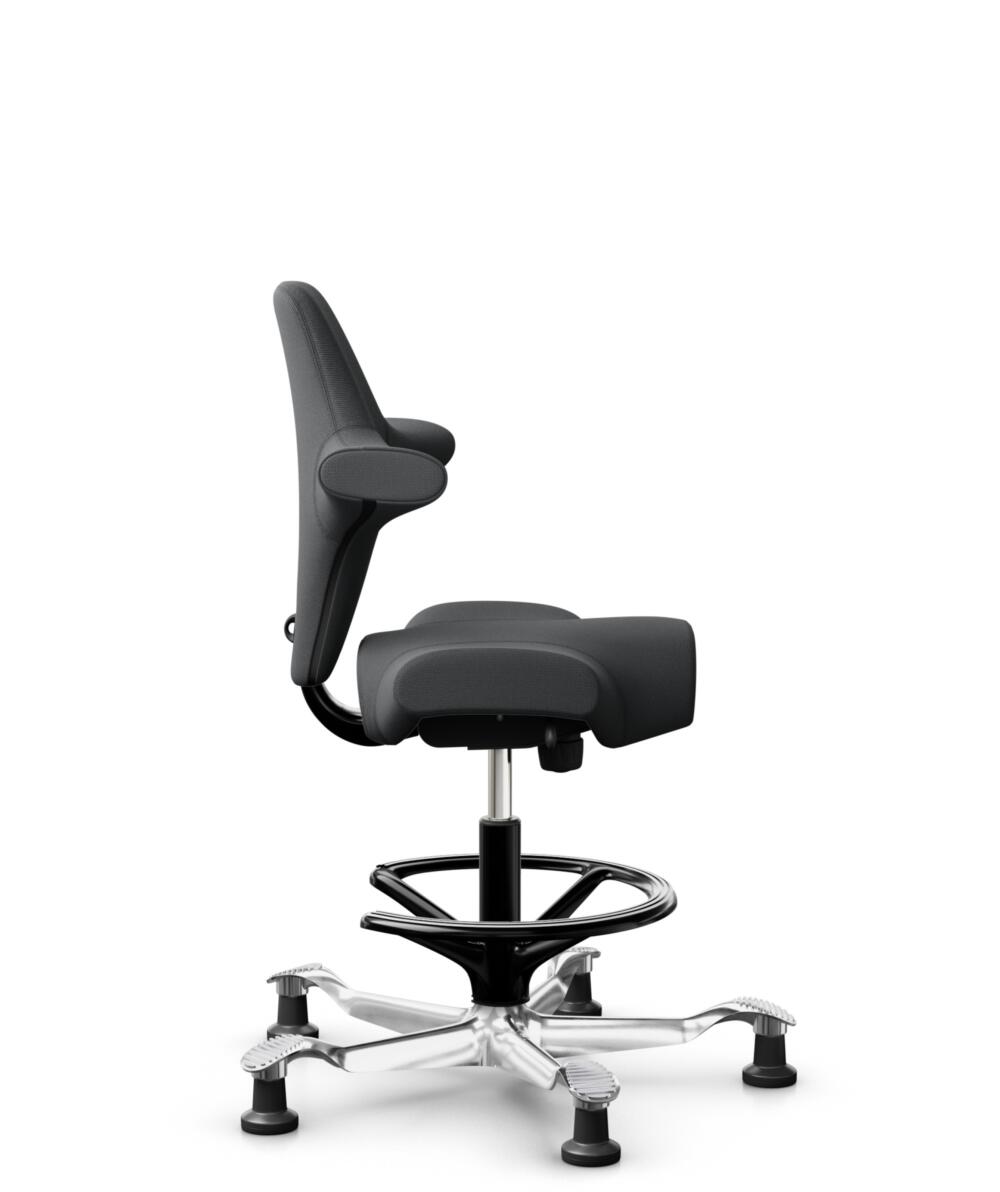 HÅG Capisco 8106 - Select (Gabriel) - Wol / Polyamide - SC60134 - Dark Grey - Framekleur - Zwart - Gasveer - 265 mm (Zithoogte 53-79cm) - Vloercontact - Glijdoppen - Voetenring - Ja, in framekleur - Voetster - Ja, voetster in gepolijst aluminium - 2