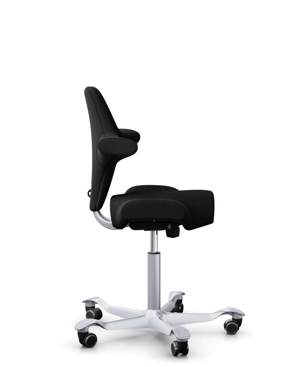 HÅG Capisco 8106 - Xtreme (Camira) - Gerecycled Polyester - EXR009 - Black - Framekleur - Zilver - Gasveer - 150 mm (Zithoogte 40-55cm) - Vloercontact - Zachte wielen t.b.v. harde vloeren - Voetenring - Nee, geen voetenring - Voetster - Nee, voetster i... - 2