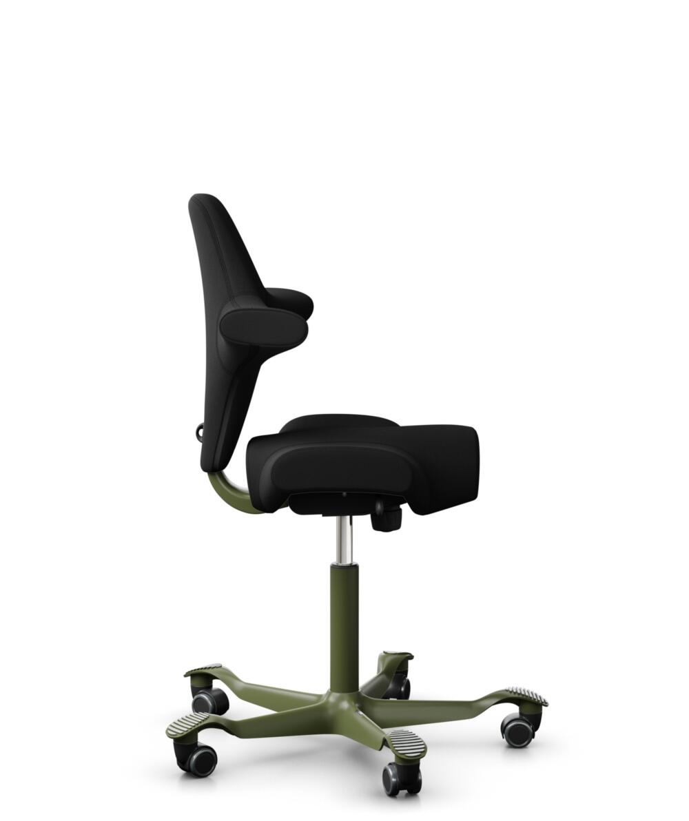 HÅG Capisco 8106 - Xtreme (Camira) - Gerecycled Polyester - EXR009 - Black - Framekleur - Moss Grey - Gasveer - 150 mm (Zithoogte 40-55cm) - Vloercontact - Zachte wielen t.b.v. harde vloeren - Voetenring - Nee, geen voetenring - Voetster - Nee, voetste... - 2