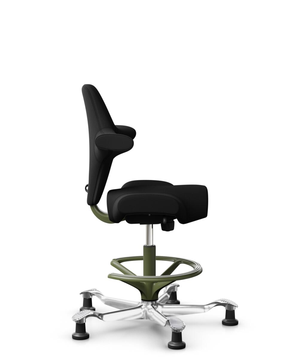 HÅG Capisco 8106 - Xtreme (Camira) - Gerecycled Polyester - EXR009 - Black - Framekleur - Moss Grey - Gasveer - 200 mm (Zithoogte 46-64cm) - Vloercontact - Glijdoppen - Voetenring - Ja, in framekleur - Voetster - Ja, voetster in gepolijst aluminium - 2