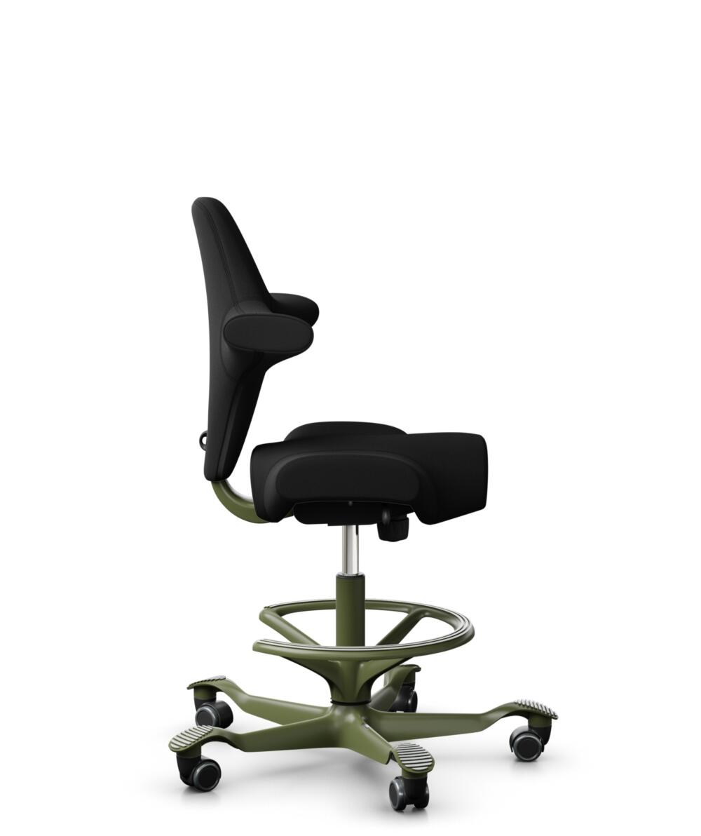 HÅG Capisco 8106 - Xtreme (Camira) - Gerecycled Polyester - EXR009 - Black - Framekleur - Moss Grey - Gasveer - 265 mm (Zithoogte 53-79cm) - Vloercontact - Harde wielen t.b.v. zachte vloeren - Voetenring - Ja, in framekleur - Voetster - Nee, voetster i... - 2