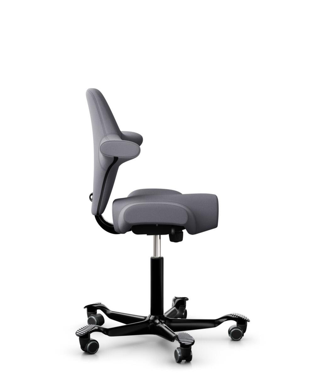 HÅG Capisco 8106 - Xtreme (Camira) - Gerecycled Polyester - EXR081 - Grey - Framekleur - Zwart - Gasveer - 200 mm (Zithoogte 46-64cm) - Vloercontact - Harde wielen t.b.v. zachte vloeren - Voetenring - Nee, geen voetenring - Voetster - Nee, voetster in ... - 2