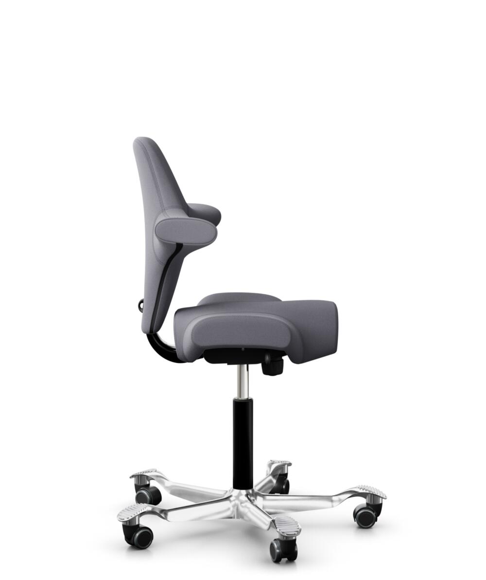 HÅG Capisco 8106 - Xtreme (Camira) - Gerecycled Polyester - EXR081 - Grey - Framekleur - Zwart - Gasveer - 265 mm (Zithoogte 53-79cm) - Vloercontact - Harde wielen t.b.v. zachte vloeren - Voetenring - Nee, geen voetenring - Voetster - Ja, voetster in g... - 2