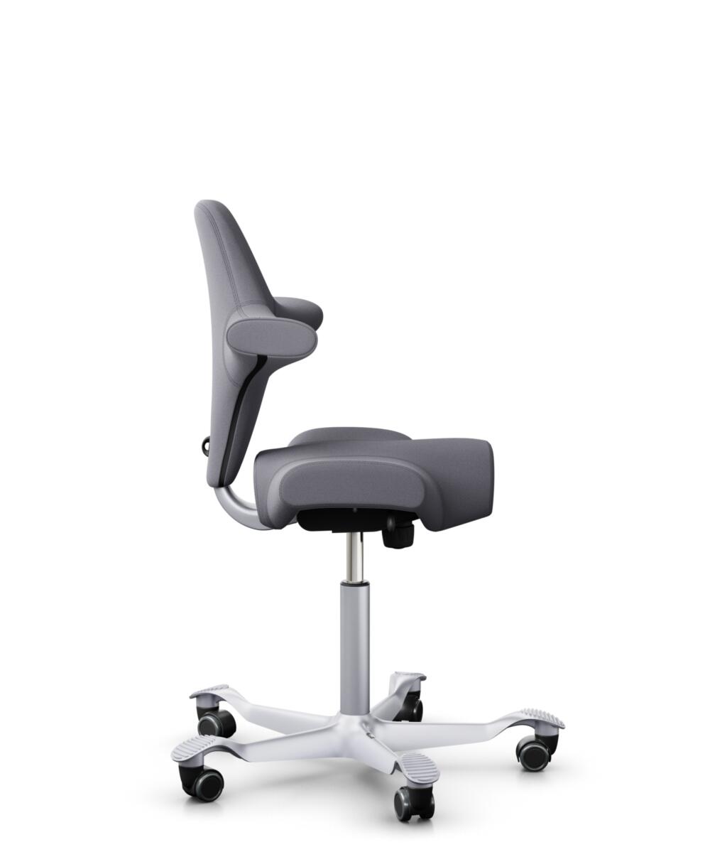 HÅG Capisco 8106 - Xtreme (Camira) - Gerecycled Polyester - EXR081 - Grey - Framekleur - Zilver - Gasveer - 200 mm (Zithoogte 46-64cm) - Vloercontact - Harde wielen t.b.v. zachte vloeren - Voetenring - Nee, geen voetenring - Voetster - Nee, voetster in... - 2