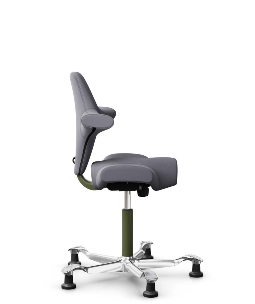 HÅG Capisco 8106 - Xtreme (Camira) - Gerecycled Polyester - EXR081 - Grey - Framekleur - Moss Grey - Gasveer - 150 mm (Zithoogte 40-55cm) - Vloercontact - Glijdoppen - Voetenring - Nee, geen voetenring - Voetster - Ja, voetster in gepolijst aluminium - 2