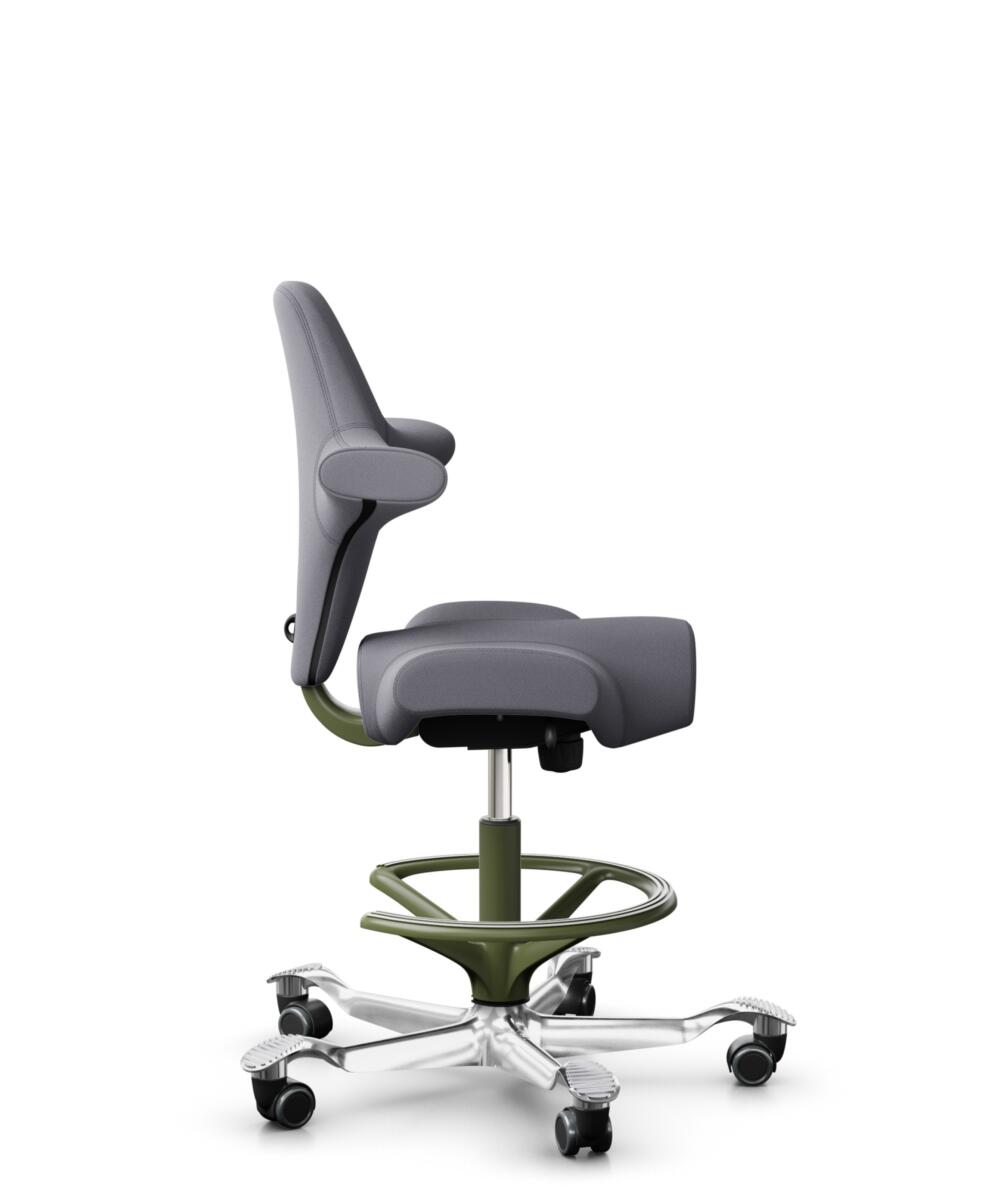 HÅG Capisco 8106 - Xtreme (Camira) - Gerecycled Polyester - EXR081 - Grey - Framekleur - Moss Grey - Gasveer - 200 mm (Zithoogte 46-64cm) - Vloercontact - Zachte wielen t.b.v. harde vloeren - Voetenring - Ja, in framekleur - Voetster - Ja, voetster in ... - 2