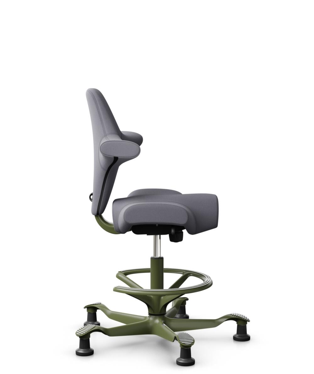 HÅG Capisco 8106 - Xtreme (Camira) - Gerecycled Polyester - EXR081 - Grey - Framekleur - Moss Grey - Gasveer - 200 mm (Zithoogte 46-64cm) - Vloercontact - Glijdoppen - Voetenring - Ja, in framekleur - Voetster - Nee, voetster in framekleur - 2