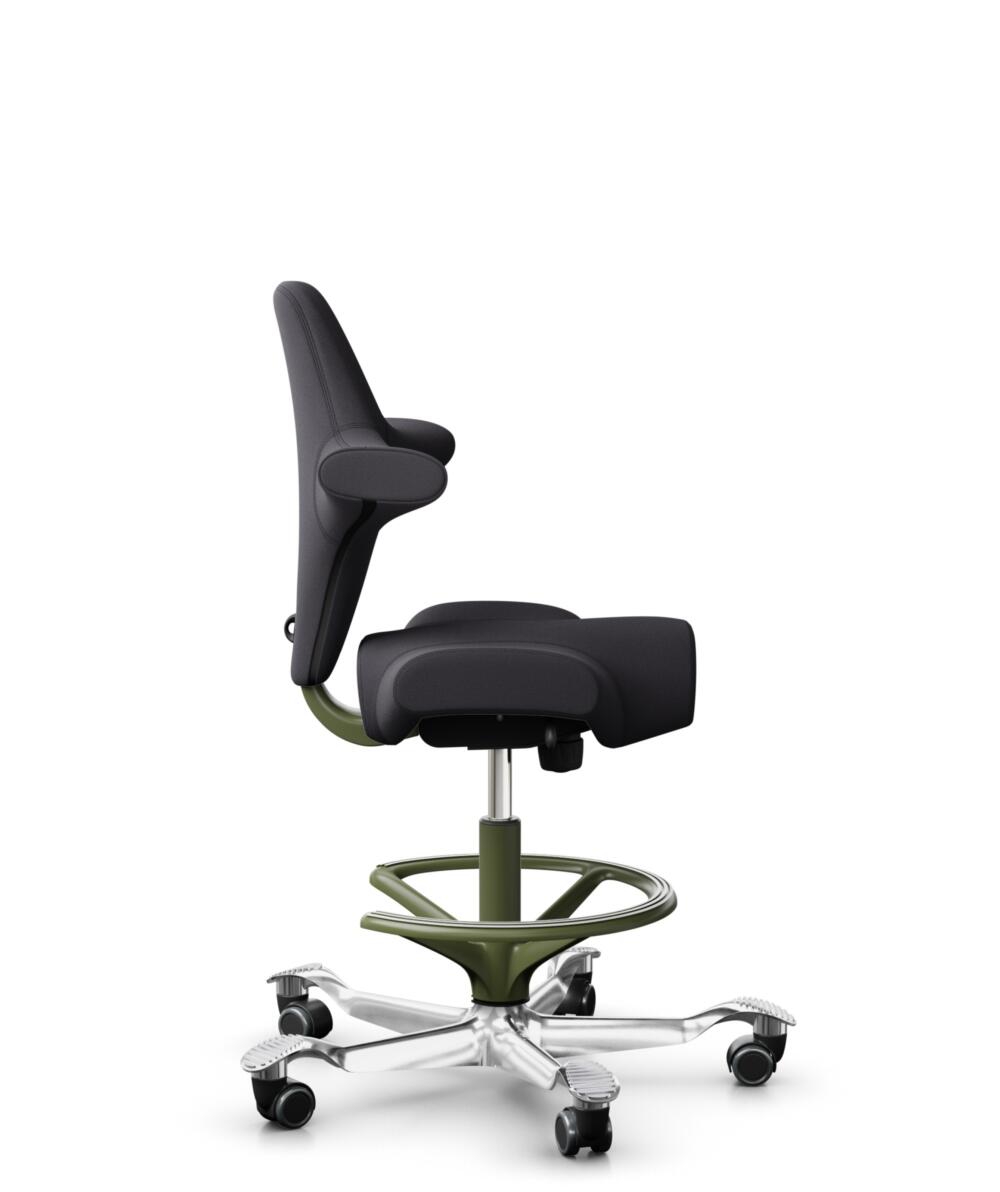 HÅG Capisco 8106 - Xtreme (Camira) - Gerecycled Polyester - EXR145 - Charcoal - Framekleur - Moss Grey - Gasveer - 265 mm (Zithoogte 53-79cm) - Vloercontact - Harde wielen t.b.v. zachte vloeren - Voetenring - Ja, in framekleur - Voetster - Ja, voetster... - 2