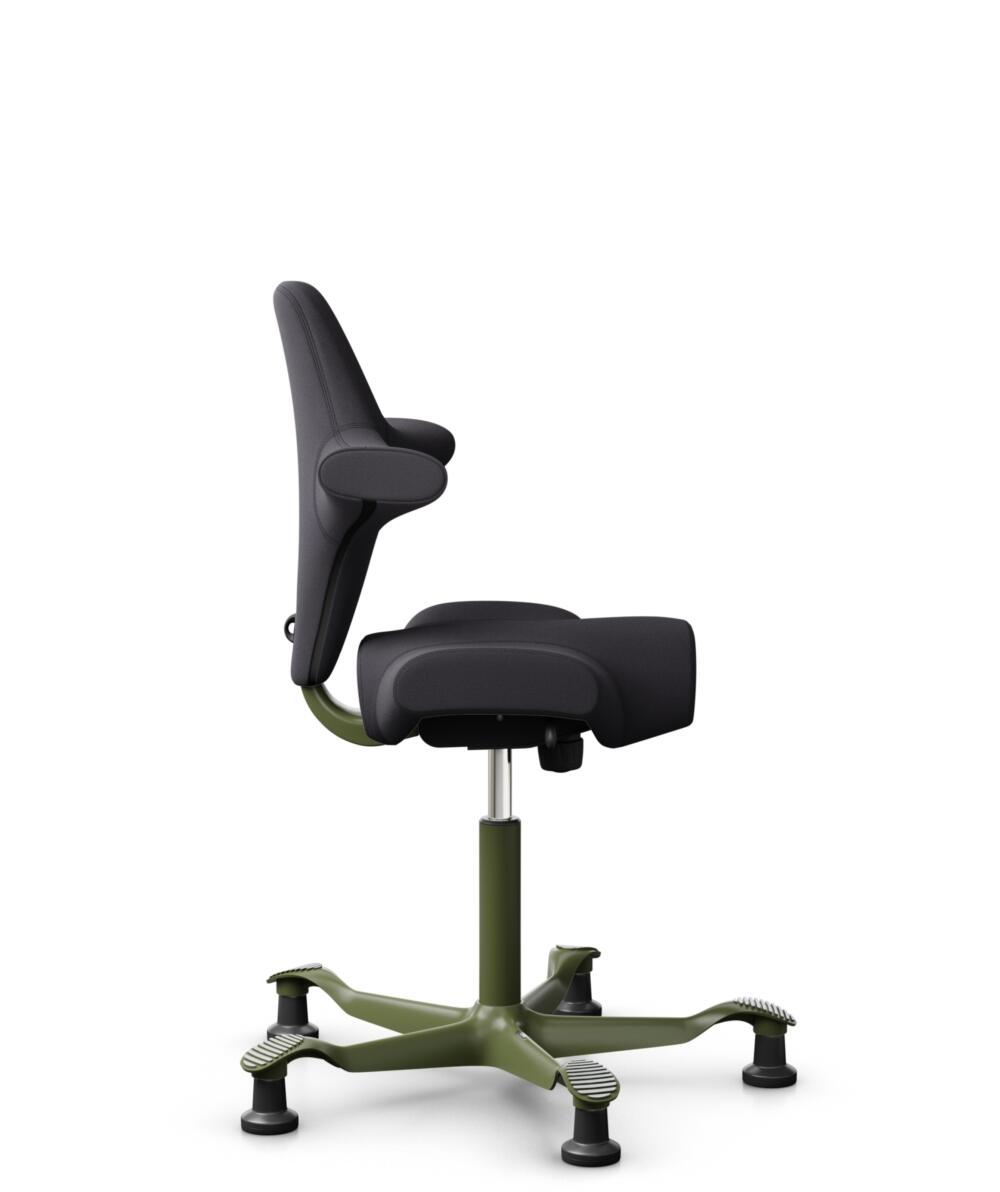 HÅG Capisco 8106 - Xtreme (Camira) - Gerecycled Polyester - EXR145 - Charcoal - Framekleur - Moss Grey - Gasveer - 265 mm (Zithoogte 53-79cm) - Vloercontact - Glijdoppen - Voetenring - Nee, geen voetenring - Voetster - Nee, voetster in framekleur - 2