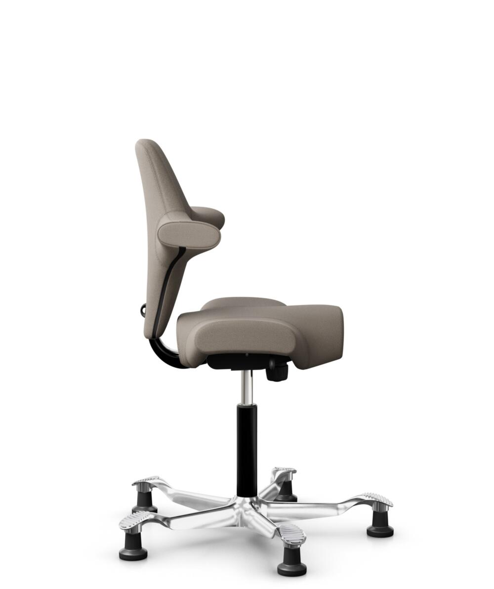 HÅG Capisco 8106 - Select (Gabriel) - Wol / Polyamide - SC60129 - Beige - Framekleur - Zwart - Gasveer - 150 mm (Zithoogte 40-55cm) - Vloercontact - Glijdoppen - Voetenring - Nee, geen voetenring - Voetster - Ja, voetster in gepolijst aluminium - 2