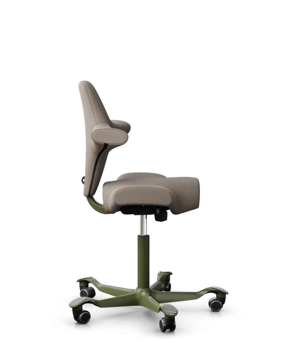 HÅG Capisco 8106 - Select (Gabriel) - Wol / Polyamide - SC60129 - Beige - Framekleur - Moss Grey - Gasveer - 265 mm (Zithoogte 53-79cm) - Vloercontact - Harde wielen t.b.v. zachte vloeren - Voetenring - Nee, geen voetenring - Voetster - Nee, voetster i... - 2