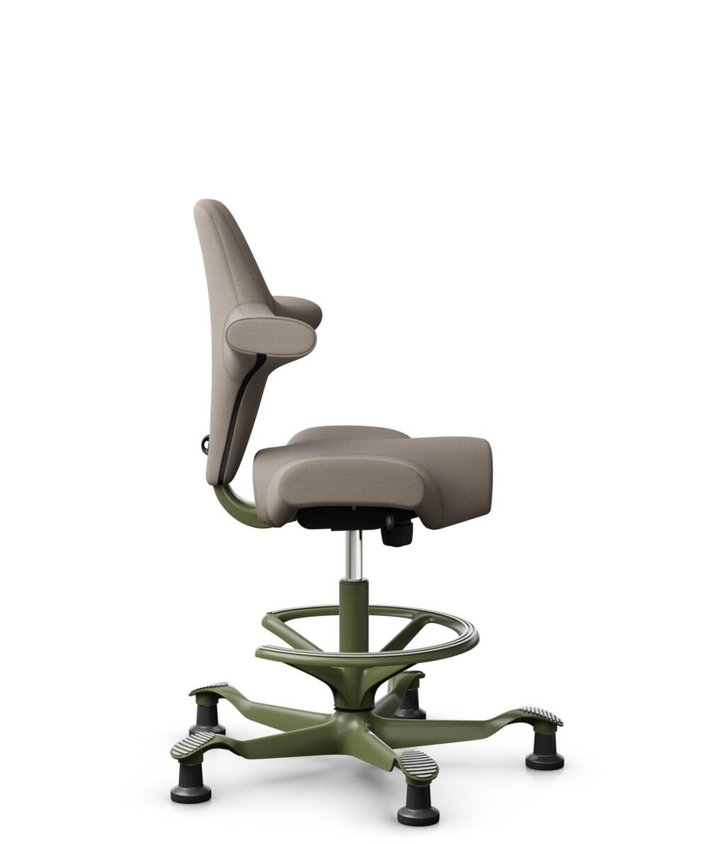 HÅG Capisco 8106 - Select (Gabriel) - Wol / Polyamide - SC60129 - Beige - Framekleur - Moss Grey - Gasveer - 265 mm (Zithoogte 53-79cm) - Vloercontact - Glijdoppen - Voetenring - Ja, in framekleur - Voetster - Nee, voetster in framekleur - 2