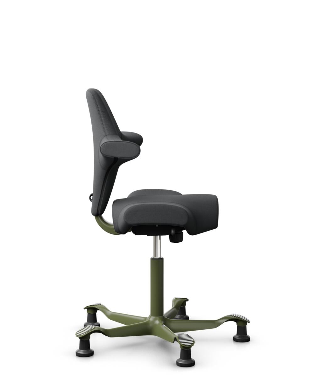 HÅG Capisco 8106 - Select (Gabriel) - Wol / Polyamide - SC60134 - Dark Grey - Framekleur - Moss Grey - Gasveer - 200 mm (Zithoogte 46-64cm) - Vloercontact - Glijdoppen - Voetenring - Nee, geen voetenring - Voetster - Nee, voetster in framekleur - 2