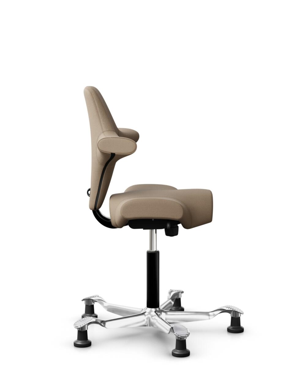 HÅG Capisco 8106 - Select (Gabriel) - Wol / Polyamide - SC61184 - Light brown - Framekleur - Zwart - Gasveer - 150 mm (Zithoogte 40-55cm) - Vloercontact - Glijdoppen - Voetenring - Nee, geen voetenring - Voetster - Ja, voetster in gepolijst aluminium - 2