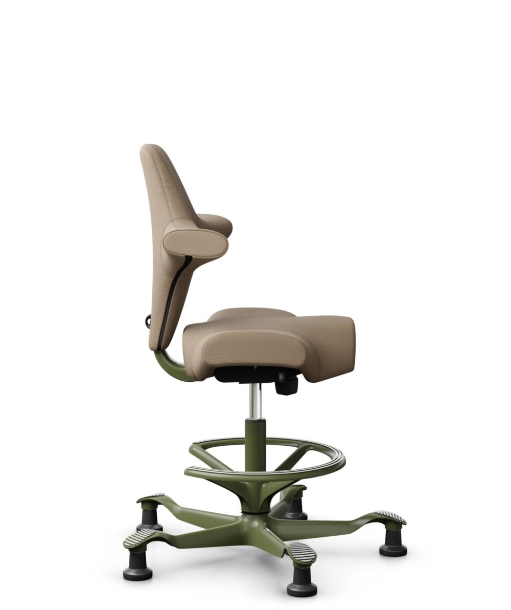 HÅG Capisco 8106 - Select (Gabriel) - Wol / Polyamide - SC61184 - Light brown - Framekleur - Moss Grey - Gasveer - 200 mm (Zithoogte 46-64cm) - Vloercontact - Glijdoppen - Voetenring - Ja, in framekleur - Voetster - Nee, voetster in framekleur - 2