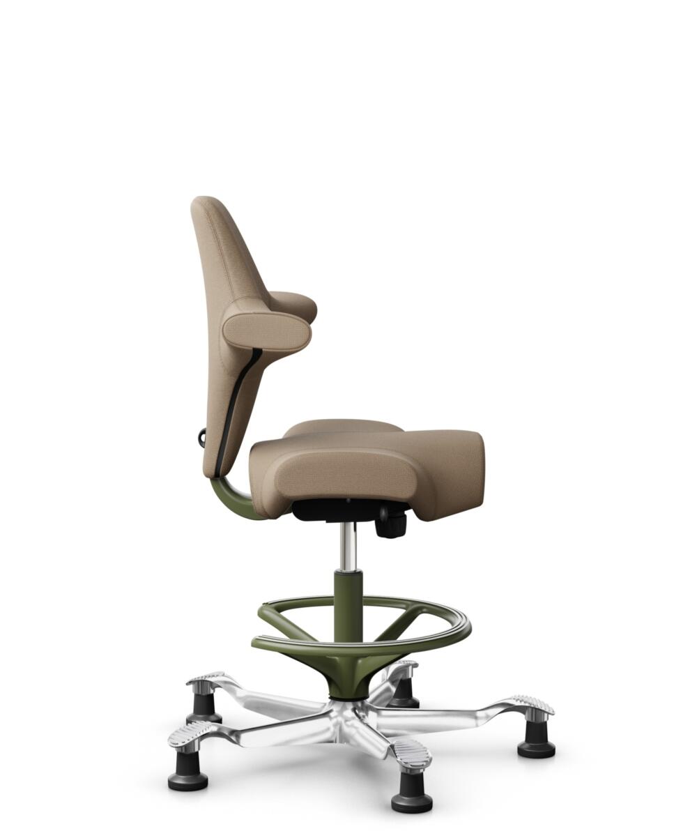 HÅG Capisco 8106 - Select (Gabriel) - Wol / Polyamide - SC61184 - Light brown - Framekleur - Moss Grey - Gasveer - 200 mm (Zithoogte 46-64cm) - Vloercontact - Glijdoppen - Voetenring - Ja, in framekleur - Voetster - Ja, voetster in gepolijst aluminium - 2