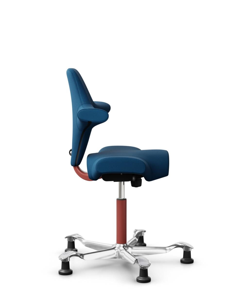 HÅG Capisco 8106 - Select (Gabriel) - Wol / Polyamide - SC66071 - Navy blue - Framekleur - Blush Rose - Gasveer - 265 mm (Zithoogte 53-79cm) - Vloercontact - Glijdoppen - Voetenring - Nee, geen voetenring - Voetster - Ja, voetster in gepolijst aluminium - 2