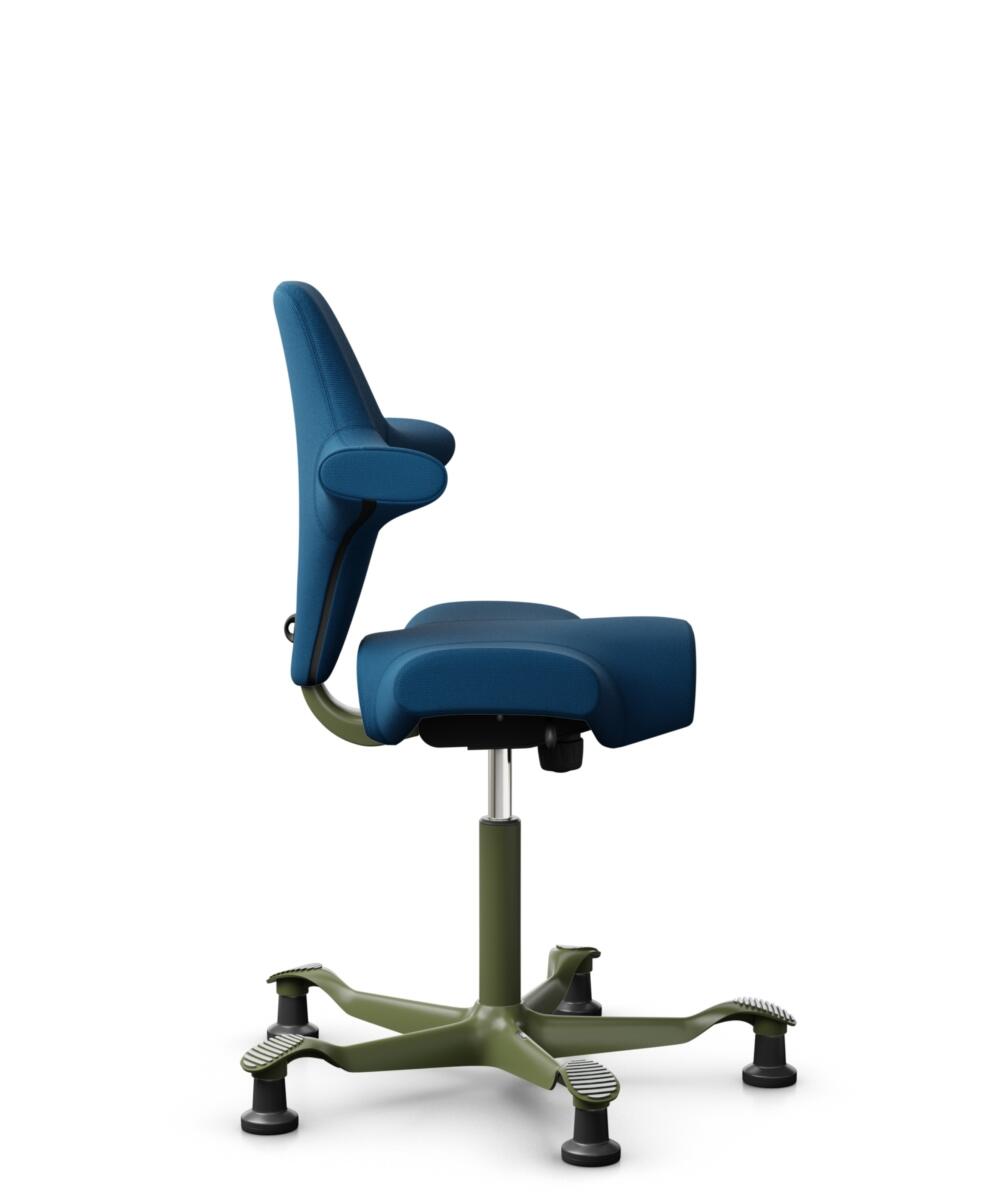 HÅG Capisco 8106 - Select (Gabriel) - Wol / Polyamide - SC66071 - Navy blue - Framekleur - Moss Grey - Gasveer - 150 mm (Zithoogte 40-55cm) - Vloercontact - Glijdoppen - Voetenring - Nee, geen voetenring - Voetster - Nee, voetster in framekleur - 2