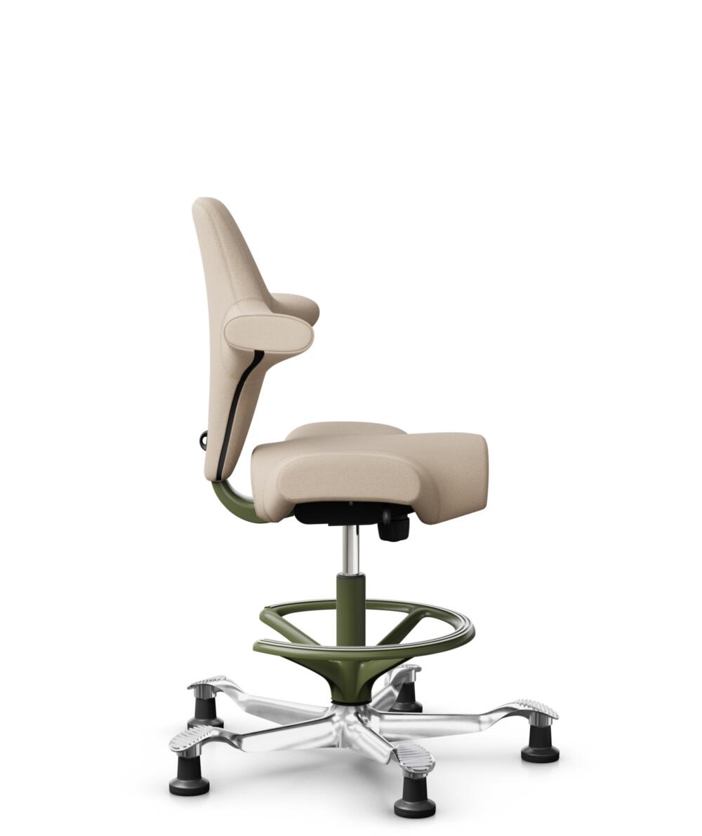 HÅG Capisco 8106 - Select (Gabriel) - Wol / Polyamide - SC61188 - Light beige - Framekleur - Moss Grey - Gasveer - 200 mm (Zithoogte 46-64cm) - Vloercontact - Glijdoppen - Voetenring - Ja, in framekleur - Voetster - Ja, voetster in gepolijst aluminium - 2