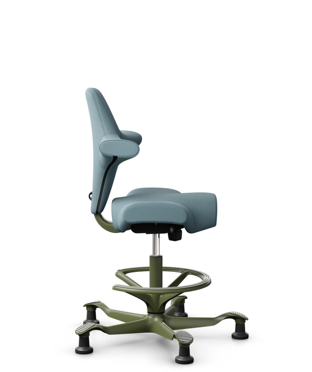 HÅG Capisco 8106 - Select (Gabriel) - Wol / Polyamide - SC67098 - Glacier blue - Framekleur - Moss Grey - Gasveer - 200 mm (Zithoogte 46-64cm) - Vloercontact - Glijdoppen - Voetenring - Ja, in framekleur - Voetster - Nee, voetster in framekleur - 2