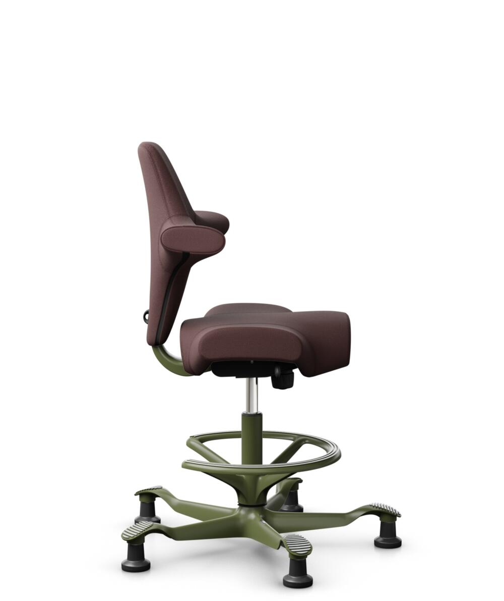 HÅG Capisco 8106 - Select (Gabriel) - Wol / Polyamide - SC61186 - Chestnut - Framekleur - Moss Grey - Gasveer - 265 mm (Zithoogte 53-79cm) - Vloercontact - Glijdoppen - Voetenring - Ja, in framekleur - Voetster - Nee, voetster in framekleur - 2