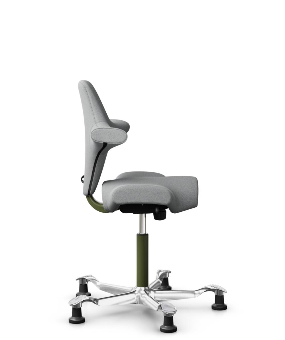 HÅG Capisco 8106 - Capture (Gabriel) - Wol / Polyamide - CPT4102 - Light grey - Framekleur - Moss Grey - Gasveer - 150 mm (Zithoogte 40-55cm) - Vloercontact - Glijdoppen - Voetenring - Nee, geen voetenring - Voetster - Ja, voetster in gepolijst aluminium - 2