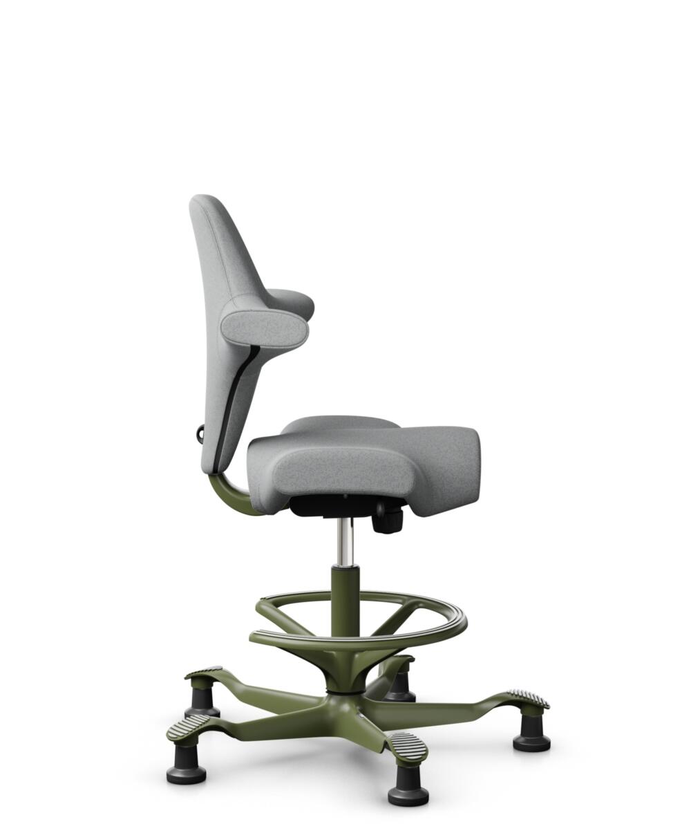 HÅG Capisco 8106 - Capture (Gabriel) - Wol / Polyamide - CPT4102 - Light grey - Framekleur - Moss Grey - Gasveer - 200 mm (Zithoogte 46-64cm) - Vloercontact - Glijdoppen - Voetenring - Ja, in framekleur - Voetster - Nee, voetster in framekleur - 2