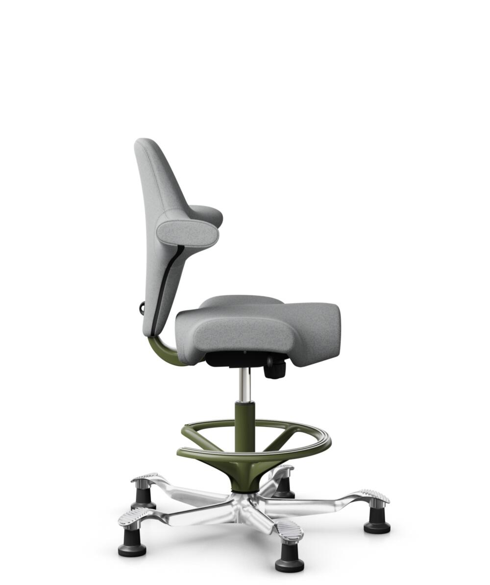 HÅG Capisco 8106 - Capture (Gabriel) - Wol / Polyamide - CPT4102 - Light grey - Framekleur - Moss Grey - Gasveer - 200 mm (Zithoogte 46-64cm) - Vloercontact - Glijdoppen - Voetenring - Ja, in framekleur - Voetster - Ja, voetster in gepolijst aluminium - 2