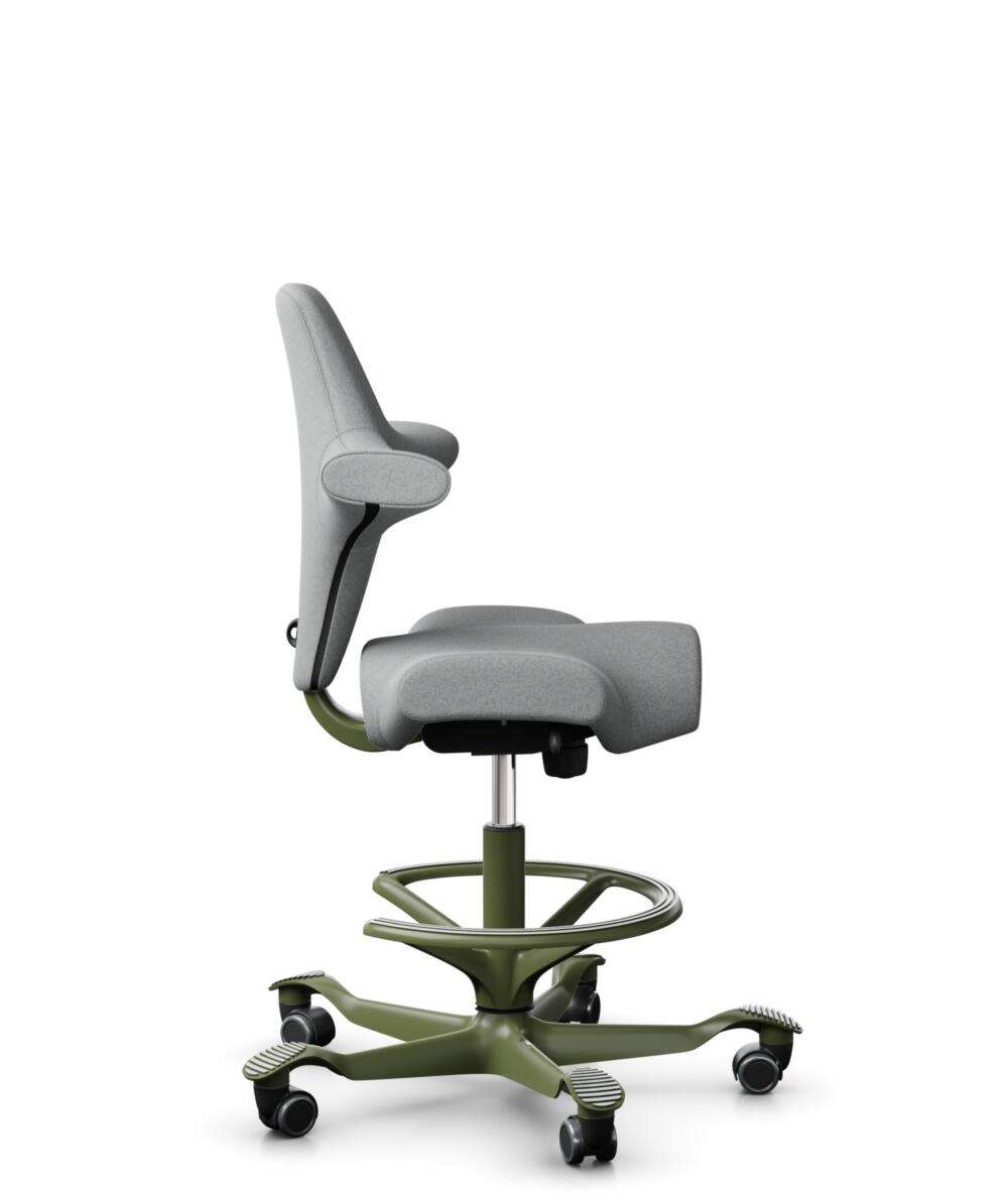 HÅG Capisco 8106 - Capture (Gabriel) - Wol / Polyamide - CPT4102 - Light grey - Framekleur - Moss Grey - Gasveer - 265 mm (Zithoogte 53-79cm) - Vloercontact - Harde wielen t.b.v. zachte vloeren - Voetenring - Ja, in framekleur - Voetster - Nee, voetste... - 2