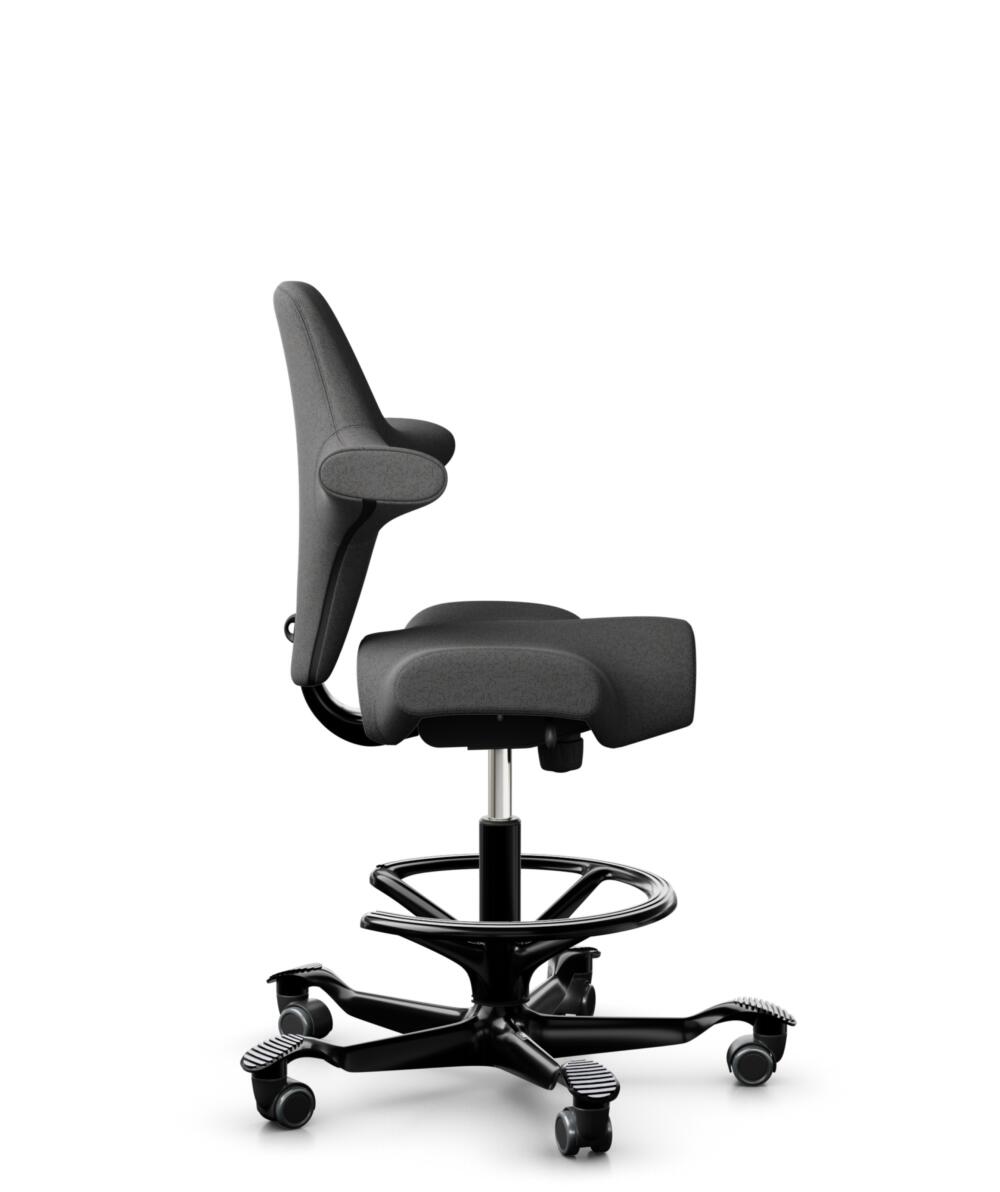 HÅG Capisco 8106 - Capture (Gabriel) - Wol / Polyamide - CPT4601 - Dark grey - Framekleur - Zwart - Gasveer - 200 mm (Zithoogte 46-64cm) - Vloercontact - Harde wielen t.b.v. zachte vloeren - Voetenring - Ja, in framekleur - Voetster - Nee, voetster in ... - 2