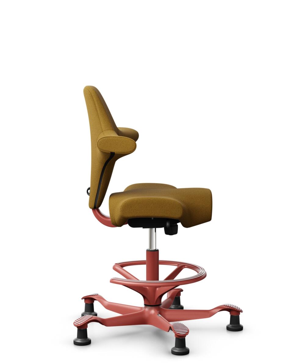 HÅG Capisco 8106 - Capture (Gabriel) - Wol / Polyamide - CPT6401 - Ochre - Framekleur - Blush Rose - Gasveer - 265 mm (Zithoogte 53-79cm) - Vloercontact - Glijdoppen - Voetenring - Ja, in framekleur - Voetster - Nee, voetster in framekleur - 2