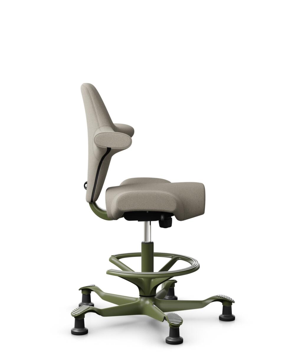 HÅG Capisco 8106 - Capture (Gabriel) - Wol / Polyamide - CPT5103 - Light beige - Framekleur - Moss Grey - Gasveer - 265 mm (Zithoogte 53-79cm) - Vloercontact - Glijdoppen - Voetenring - Ja, in framekleur - Voetster - Nee, voetster in framekleur - 2