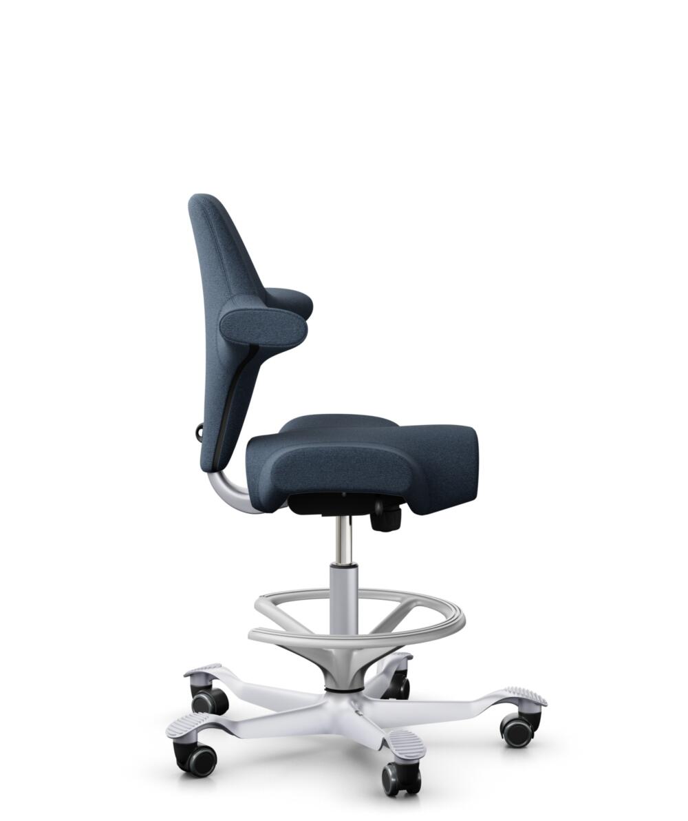 HÅG Capisco 8106 - Capture (Gabriel) - Wol / Polyamide - CPT6001 - Dark blue - Framekleur - Zilver - Gasveer - 265 mm (Zithoogte 53-79cm) - Vloercontact - Harde wielen t.b.v. zachte vloeren - Voetenring - Ja, in framekleur - Voetster - Nee, voetster in... - 2