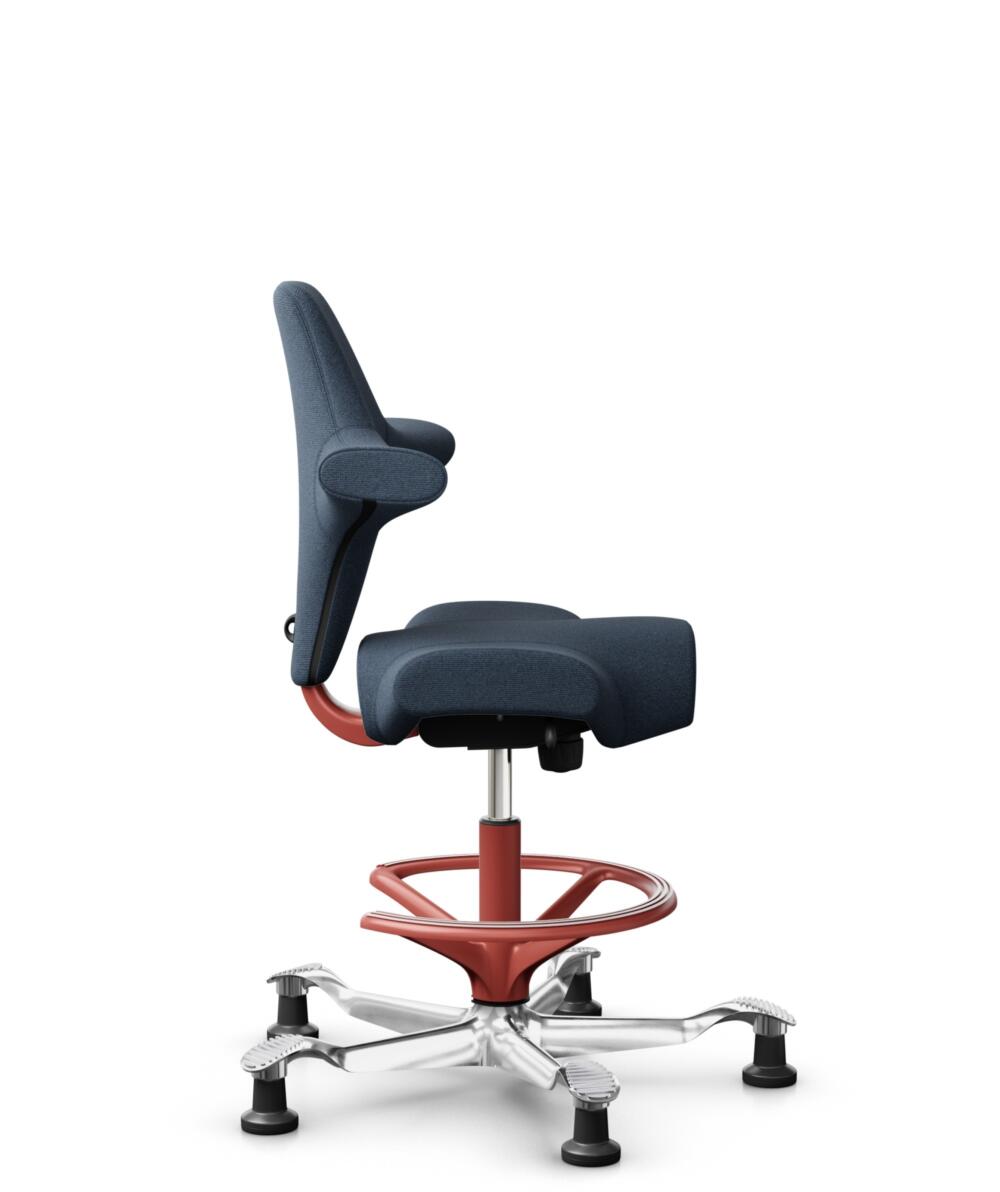 HÅG Capisco 8106 - Capture (Gabriel) - Wol / Polyamide - CPT6001 - Dark blue - Framekleur - Blush Rose - Gasveer - 200 mm (Zithoogte 46-64cm) - Vloercontact - Glijdoppen - Voetenring - Ja, in framekleur - Voetster - Ja, voetster in gepolijst aluminium - 2