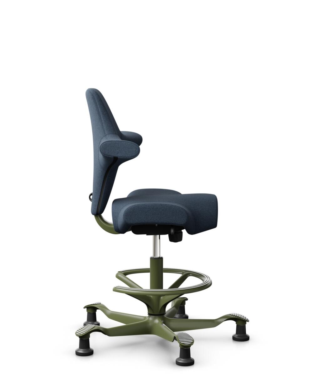 HÅG Capisco 8106 - Capture (Gabriel) - Wol / Polyamide - CPT6001 - Dark blue - Framekleur - Moss Grey - Gasveer - 265 mm (Zithoogte 53-79cm) - Vloercontact - Glijdoppen - Voetenring - Ja, in framekleur - Voetster - Nee, voetster in framekleur - 2