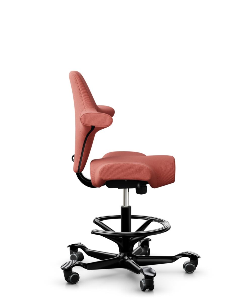 HÅG Capisco 8106 - Oceanic (Camira) - Gerecycled Polyester - OCI012 - Orange-red - Framekleur - Zwart - Gasveer - 200 mm (Zithoogte 46-64cm) - Vloercontact - Harde wielen t.b.v. zachte vloeren - Voetenring - Ja, in framekleur - Voetster - Nee, voetster... - 2