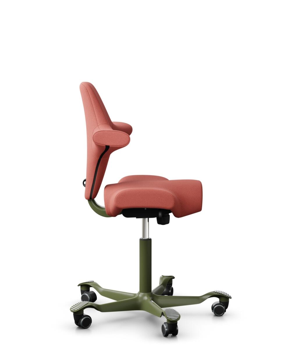 HÅG Capisco 8106 - Oceanic (Camira) - Gerecycled Polyester - OCI012 - Orange-red - Framekleur - Moss Grey - Gasveer - 150 mm (Zithoogte 40-55cm) - Vloercontact - Zachte wielen t.b.v. harde vloeren - Voetenring - Nee, geen voetenring - Voetster - Nee, v... - 2