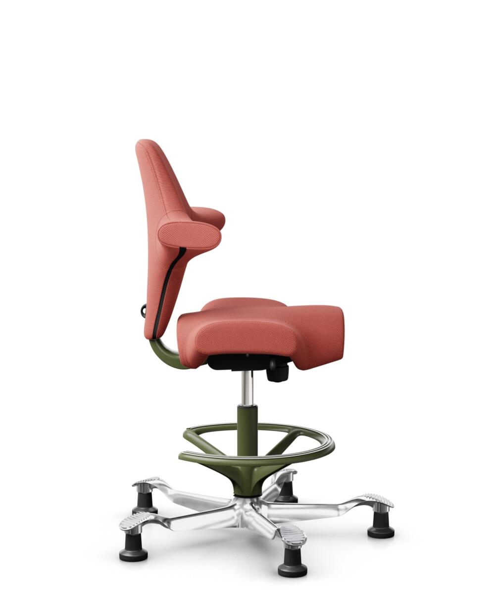 HÅG Capisco 8106 - Oceanic (Camira) - Gerecycled Polyester - OCI012 - Orange-red - Framekleur - Moss Grey - Gasveer - 200 mm (Zithoogte 46-64cm) - Vloercontact - Glijdoppen - Voetenring - Ja, in framekleur - Voetster - Ja, voetster in gepolijst aluminium - 2